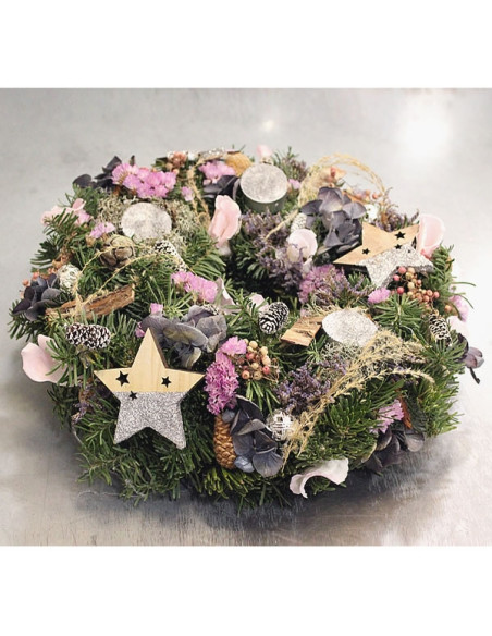 Une couronne de sapin et fleurs séchées