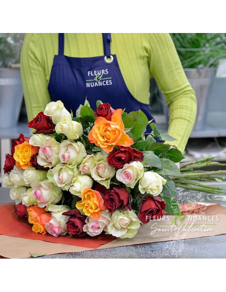 un bouquet de grandes roses multicolores